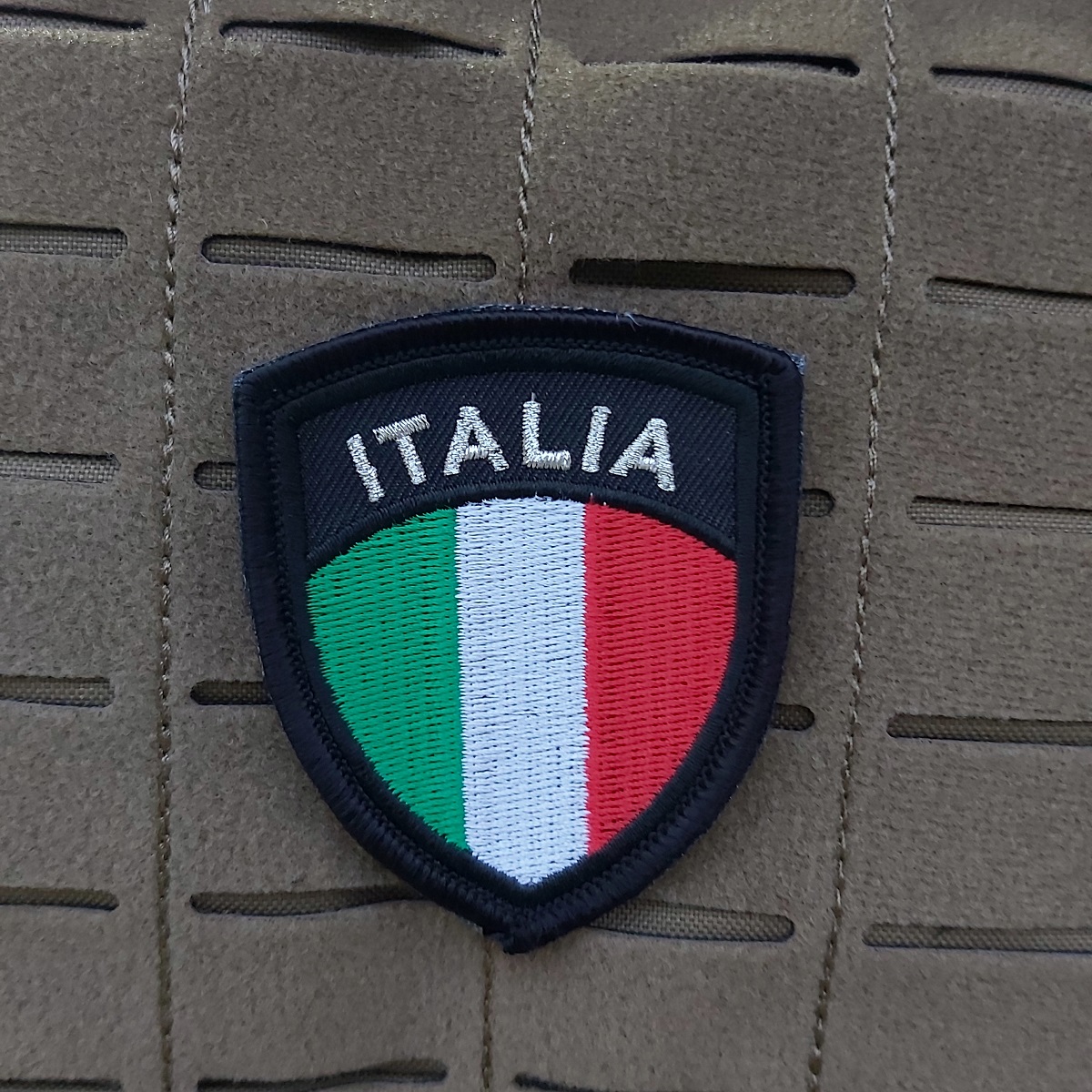 Scudetto Italia ricamato bordo nero