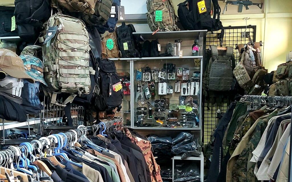 Zaini tattici, giberne e uniformi militari per il kit RAV nel negozio Softair Montani a Roma