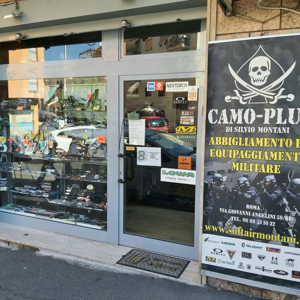 Vetrina del negozio Camo-Plus di Silvio Montani in via Giovanni Angelini 59 a Roma