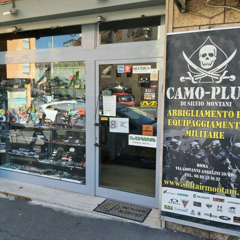 Vetrina del negozio Camo-Plus di Silvio Montani in via Giovanni Angelini 59 a Roma, abbigliamento ed equipaggiamento militare