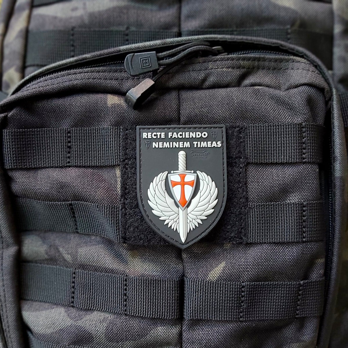 JTG RECTE FACIENDO Patch – Fullcolor · JTG 3D Rubber Patch · Velcro · 75×54,5 mm - immagine 2