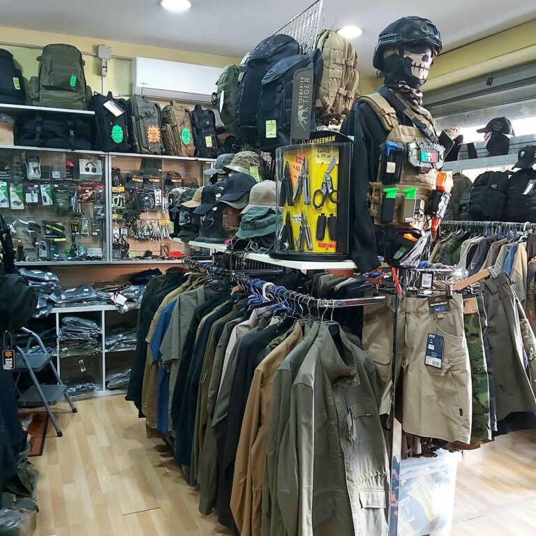 Reparto abbigliamento militare e tattico nel negozio Softair Montani di via Angelini a Roma