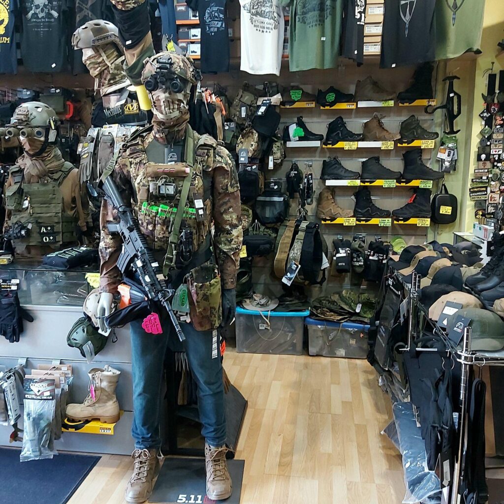 Interno del negozio Softair Montani a Roma con manichini in equipaggiamento tattico, scarponi e accessori