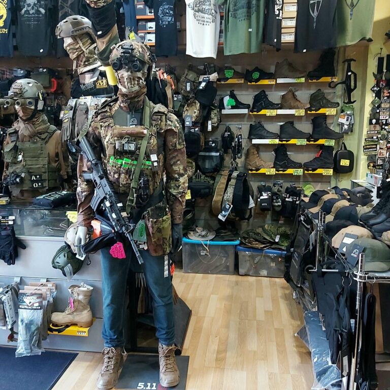 Interno del negozio Softair Montani a Roma con manichini in equipaggiamento tattico, scarponi e accessori