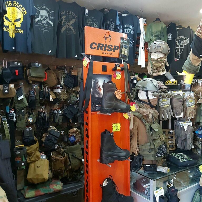 Espositore scarponi Crispi, t-shirt militari e giberne nel negozio Softair Montani a Roma