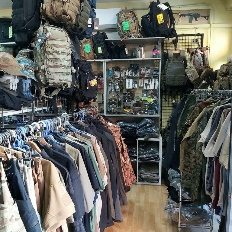 Zaini tattici, giacche e uniformi militari esposti nel negozio Softair Montani a Roma
