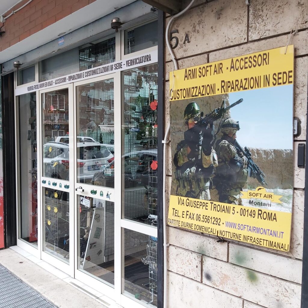 Vetrina del negozio Softair Montani in via Giuseppe Troiani 5/A a Roma