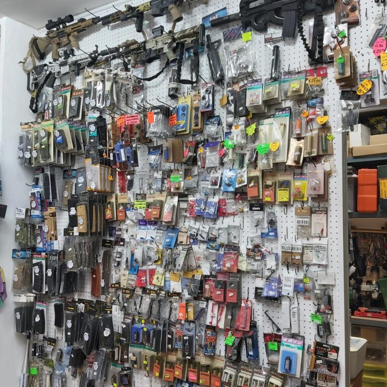 Parete di accessori e ricambi per softair nel negozio Softair Montani di via Troiani a Roma